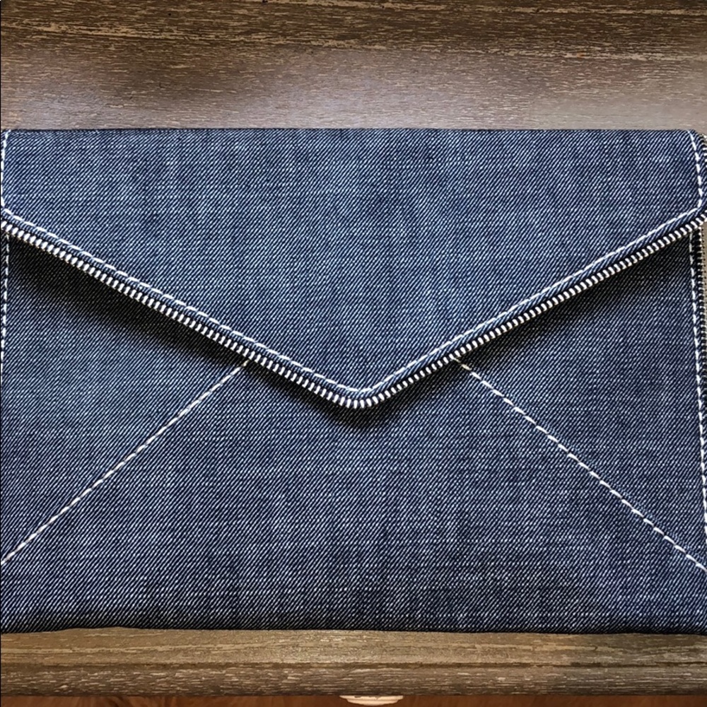 I’m selling an Rebecca minkoff clutch bag.
